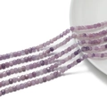Dettaglio macro di perline cubiche in pietra naturale viola sfaccettata da 3mm fai-da-te - Pietra Lilla
