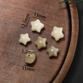 Sternförmige geschnitzte Bodhi-Wurzelperlen in Beige und Hellbraun für DIY-Schmuck - Stil 22 (12.5*13mm/Öffnung 1.2mm)