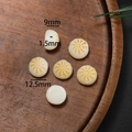 Handgefertigte 12,5mm Klößchen-Perle aus Bodhi-Wurzel in Creme-Weiß mit Gelb-Textur - Stil 23 (9*12.5mm/Öffnung 1.5mm)