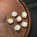 Geschnitzte Bodhi-Wurzel Fischperlen für DIY-Schmuck in Cremeweiß mit gelben Akzenten - Stil 27 (15.5*18mm/Öffnung 1.7mm)