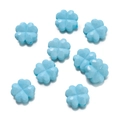 Vista de cuentas de trébol de cuatro hojas en acrílico azul claro con superficie tallada - 10 unidades/Paquete / Azul Sólido