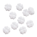 Vista macro de cuentas de trébol en acrílico blanco facetado para joyería artesanal - Blanco Sólido