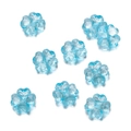 Vista macro de cuentas de trébol de cuatro hojas en acrílico azul claro para joyería - Azul transparente