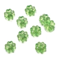 Detalle macro de ocho cuentas facetadas de trébol verde claro para bisutería DIY - Verde Transparente