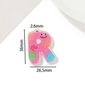 Dimensions détaillées du pendentif lettre R en acrylique rose avec paillettes et fleurs - Lettre R