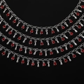 Détail d'une chaîne argentée à cinq couches avec cristaux rouges et pendentifs gouttes - 1m / Ton Or Blanc - Zircon Goutte d'Eau