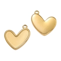 Dettaglio macro del ciondolo a cuore placcato oro 18K con finitura liscia e retro - Cuore con Design a Scanalatura di Contorno (977# Oro)
