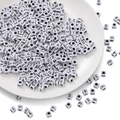 Close-up van witte acryl vierkante cijferkralen met zwarte cijfers voor DIY-sieraden - 100 Stuks/Verpakking 5*5mm/Gat 2,5mm / Witte Basis Zwarte Cijfers