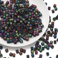Macro-opname van vierkante zwarte acryl alfabet kralen met gekleurde letters voor DIY - 100 Stuks/Verpakking 5*5mm/Gat 2,5mm / Zwarte Basis Kleurrijke Letters