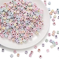 Macro-opname van witte vierkante acryl letterkralen voor DIY-sieraden en handwerk - 100 Stuks/Verpakking 5*5mm/Gat 2,5mm / Witte Basis Kleurrijke Letters