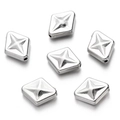 Primer plano de espaciadores de rombos plateados con patrones de estrellas para joyería - Cuenta con Patrón de Estrella Diamante (White K13) / 10 unidades/Paquete / Plateado
