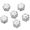 Detalle de cuentas plateadas de flores de seis pétalos con acabado brillante para joyería DIY - Espaciador de Flor de Seis Pétalos (White K15) / 10 unidades/Paquete / Plateado