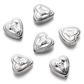 Detalle de abalorios de corazón plateado con relieve floral para joyería artesanal - Espaciador de Corazón 3D (White K17) / 10 unidades/Paquete / Plateado
