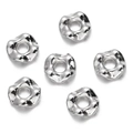 Primer plano de cuentas espaciadoras plateadas onduladas para joyería DIY - Anillo Ondulado Irregular (White K22) / 10 unidades/Paquete / Plateado