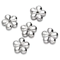 Detalle macro de cuentas espaciadoras de flores facetadas plateadas para bisutería - Flor Facetada (White K24) / 10 unidades/Paquete / Plateado