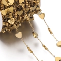 Macro de cadena con corazones dorados y cuentas en carrete para creación de joyas DIY - Estilo Corazón (JCXZ-8) / 1m / Dorado