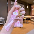 Gros plan du porte-clés Capybara rose avec paillettes et bracelet Sweet Heart en silicone - Style de Sangle [Orange Rose] Capybara Grand Cube