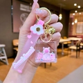 Détail d'un porte-clés Capybara rose avec sable mouvant scintillant et lanière décorative - Style de Sangle [Rose Assis] Capybara Grand Cube