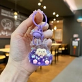 Dettaglio di un portachiavi a forma di coniglio viola con sabbie mobili e campanellino - Creatura Glitterata Luminoso (Metallo Colorato) / Viola