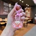 Dettaglio del portachiavi a forma di gatto rosa con glitter mobili e campanellino rosa - Stile Portachiavi con Hardware Colorato / Perle a Bolle Luminose Tata (Colori Misti)
