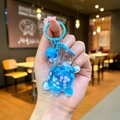 Détail d'un porte-clés tortue bleu transparent avec paillettes et sequins cerisiers - Bleu