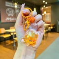 Detail eines Bären-Schlüsselanhängers mit flüssigem orangefarbenem Glitzer-Effekt - Farbige Hardware Leuchtende Funkelnde Schildkröte / Orange