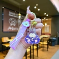 Dettaglio portachiavi a forma di coniglio viola glitterato con cinturino in silicone e campanellino - Viola (con cinturino)