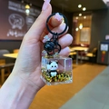 Llavero de panda con arena movediza líquida y estrellas doradas en un cubo de acrílico - Estilo de Cierre de Mosquetón / Herraje Negro Cuadrado Grande (Panda Negro Oro)