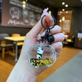 Detalle de llavero de panda con líquido negro y lentejuelas de estrellas doradas - Estilo de Cierre de Mosquetón / Herraje Negro Estilo TV (Panda Negro Oro)