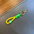 Détail du porte-clés patte de chat en silicone jaune et vert avec fermoir doré en métal - Jaune