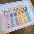 Gedetailleerde set van zes kleurrijke eenhoorn-sleutelhangers met regenboog polsbandjes - Eenhoorn Regenboog Band / Meerkleurig