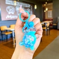 Dettaglio portachiavi a forma di orso blu con glitter liquidi, paillettes e campanellino - Stile portachiavi / Orso Blu