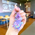 Dettaglio del portachiavi tartaruga viola con sabbia mobile glitterata e campanellino - Stile portachiavi / Tartaruga Viola