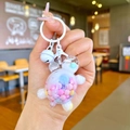 Detailansicht transparenter Bären-Schlüsselanhänger mit bunten Perlen und weißer Glocke - Bunte Hardware Milchbohnen Schildkröte / Weiß
