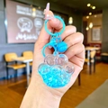Dettaglio di un portachiavi a zampa di gatto con sabbie mobili blu e glitter brillanti - Stile Chiusura a Moschettone / Blu