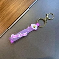 Portachiavi in silicone viola con scritta Sweet Heart e ciondolo a fiore bianco - 1 pezzo / Viola