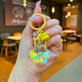 Détail du porte-clés patte de chat avec paillettes colorées et clochette jaune - Style Mousqueton / Jaune (Mini Patte de Chat Flocon)