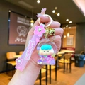 Dettaglio cinturino in silicone Sakura rosa e portachiavi bambola capelli blu con campanello - Stile Statuina Mela con Bolle Luminose e Corda Sakura / Iridescente
