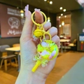 Détail d'un porte-clés sucette jaune avec perles flottantes et une petite clochette - Jaune