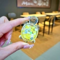Primer plano de una tortuga de resina amarilla luminosa con flores azules y cuentas dentro - Tortuga de Cuenta de Burbuja Luminosa Amarilla