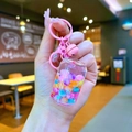 Kreativer Regenbogen-Süßigkeiten-Schlüsselanhänger mit rosa Metallglocke und Miniaturflasche - Cola-Dosen-Design