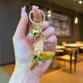 Detalle de llavero creativo de té de burbujas con oso flotante y cascabel dorado - Estilo de Cierre de Mosquetón / Estilo Piruleta