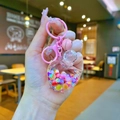 Detailansicht herzförmiger Schlüsselanhänger mit bunten Perlen und rosa Metallverschluss - Herz Parfümflasche Design