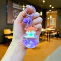 Nahaufnahme eines lila Hirsch-Schlüsselanhängers mit flüssigem Glitzer im Anhänger - Lila Hirsch (Farbenfrohe Hardware)