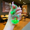Dettaglio di un portachiavi a clessidra liquida con tartaruga verde a forma di sveglia - Stile Chiusura a Moschettone / Sveglia Hardware Verde Tartaruga