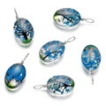 Détail de six pendentifs en verre faits main avec fleurs séchées bleues et motif de papillon - Ellipse / 1 Pièce / Bleu