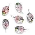 Détail de six pendentifs arbre de vie en verre faits main avec motifs de fleurs et de papillons - Ellipse / 1 Pièce / Rose