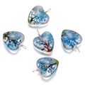 Gros plan de pendentifs en verre en cœur avec arbre de vie et fleurs bleues - Cœur / 1 Pièce / Bleu