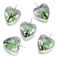 Détail de cinq pendentifs en verre en forme de cœur avec arbre de vie et fil enroulé - Cœur / 1 Pièce / Vert