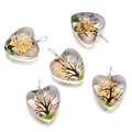 Vue détaillée de cinq pendentifs cœurs en résine avec fleurs jaunes séchées et papillons - Cœur / 1 Pièce / Orange